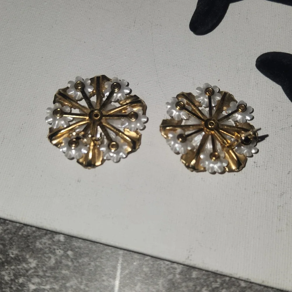 Vintage Coro‎ Floral Clip On Earrings Gold Tone White Flower AB Rhinestone 1.25